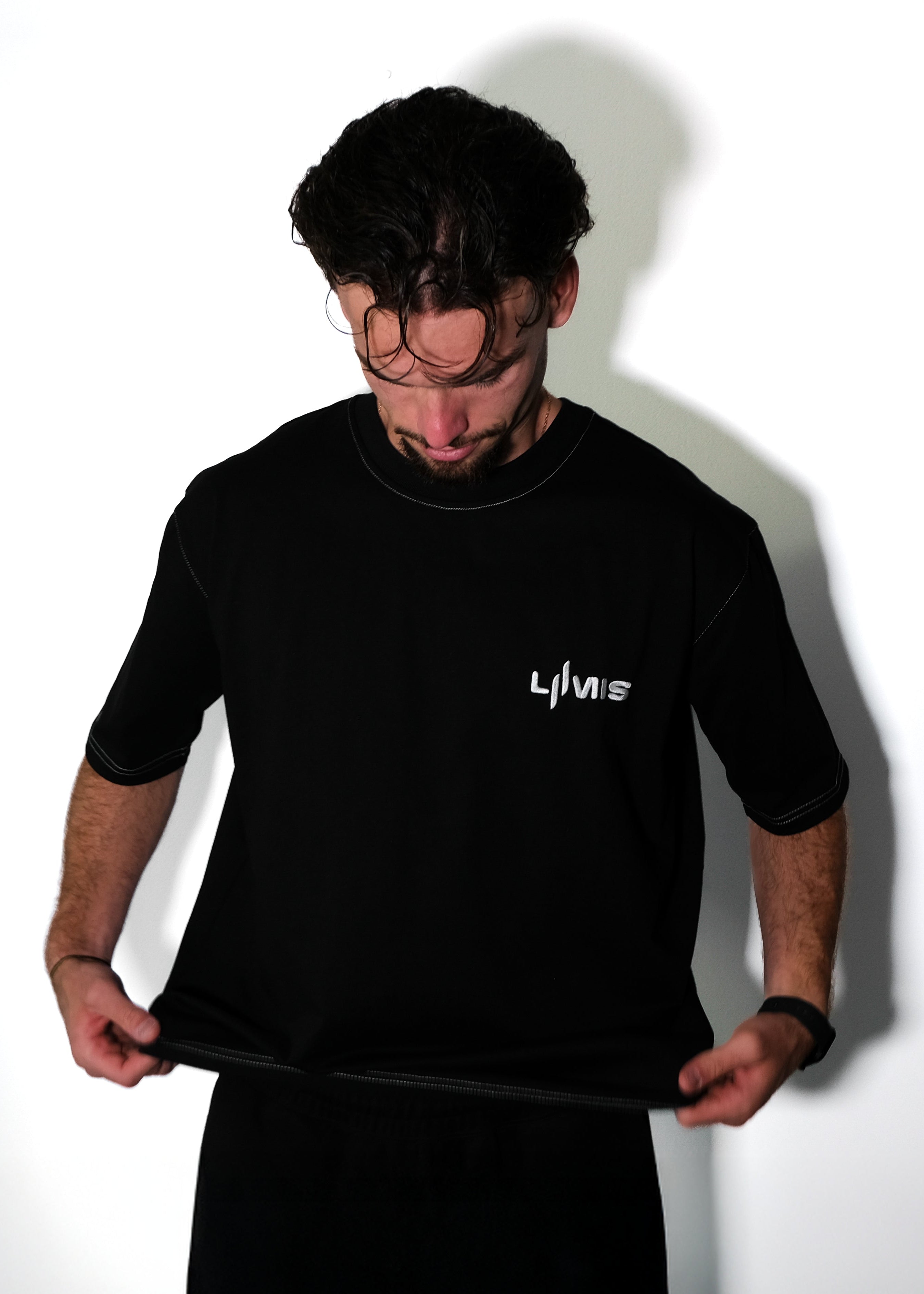 T-shirt noir LUMIS Essence Tee – vue de face – streetwear français
