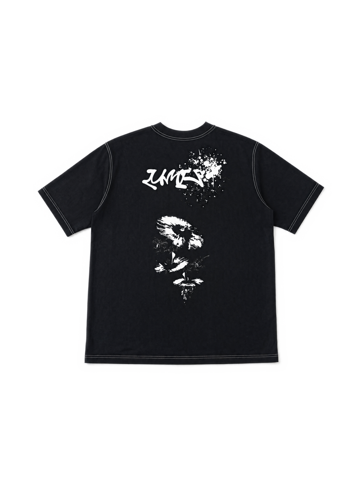 T-shirt Essence Tee LUMIS noir posé à plat, vue de dos : tag LUMIS et visage sérigraphiés en blanc