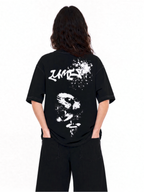 Dos du t-shirt Essence Tee LUMIS noir porté par une femme : tag LUMIS et visage sérigraphiés en blanc