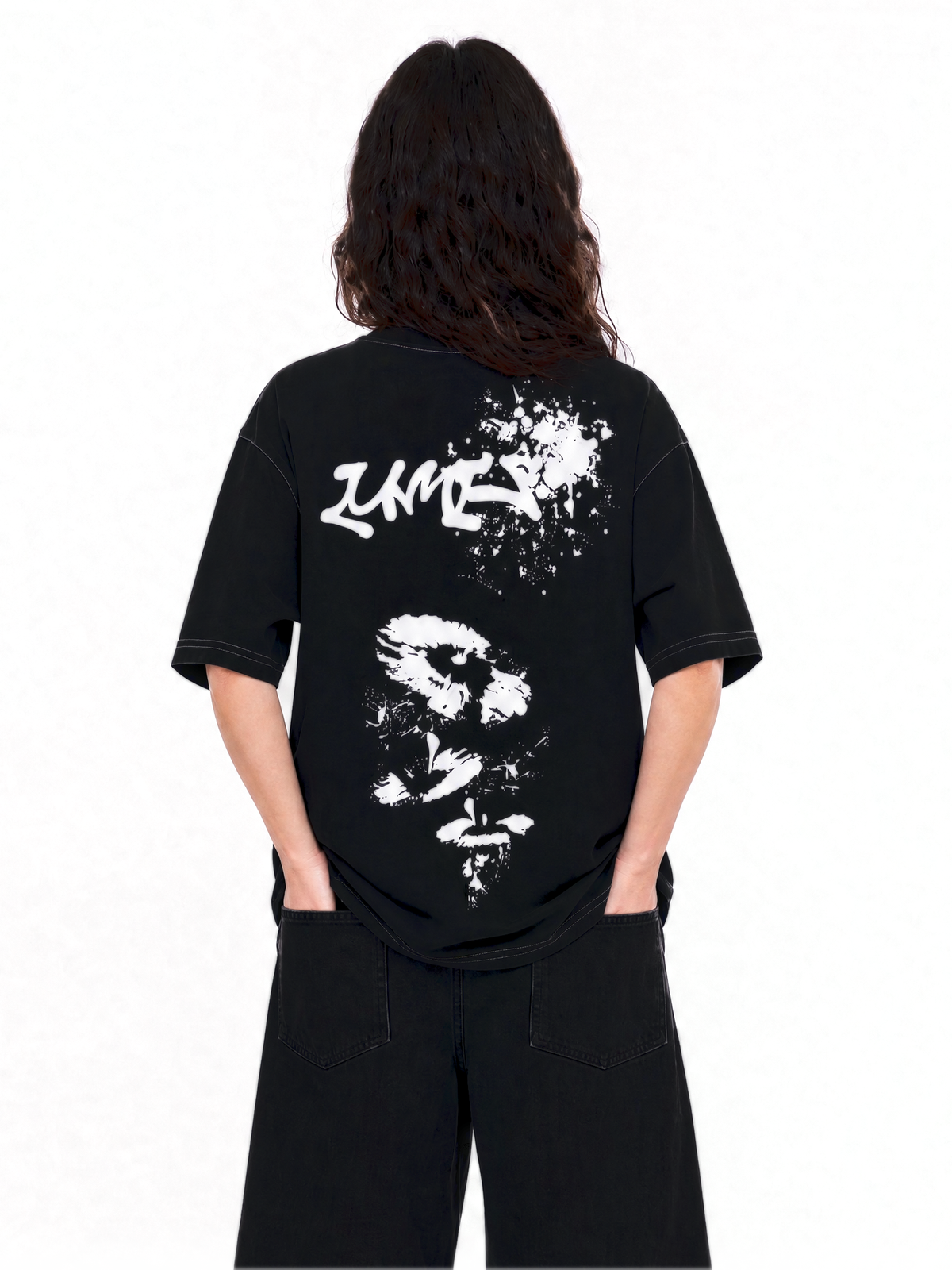 Dos du t-shirt Essence Tee LUMIS noir porté par une femme : tag LUMIS et visage sérigraphiés en blanc