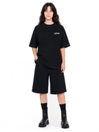 T-shirt Essence Tee LUMIS noir porté de face par une femme : coupe oversize, coton 250 g/m²
