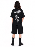 T-shirt Essence Tee LUMIS noir porté de dos par une femme : sérigraphie blanche au dos, coupe oversize
