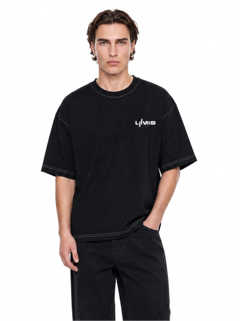 T-shirt Essence Tee LUMIS noir porté par un homme, vue de face : logo brodé sur la poitrine, coupe oversize