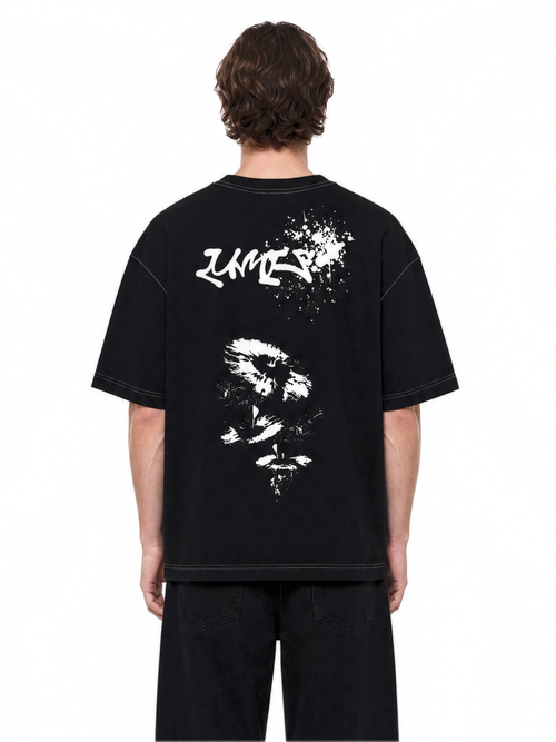 Dos du t-shirt Essence Tee LUMIS noir porté par un homme : tag LUMIS et visage sérigraphiés en blanc