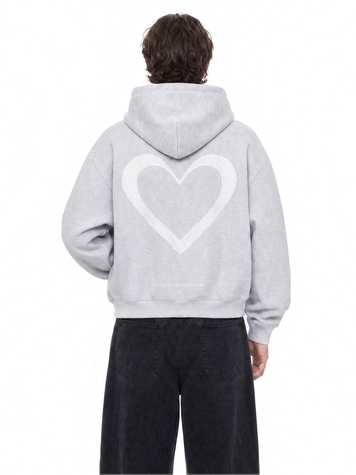 Dos du hoodie LOVE U LUMIS gris chiné porté par un homme : grand cœur brodé et écriture brodée