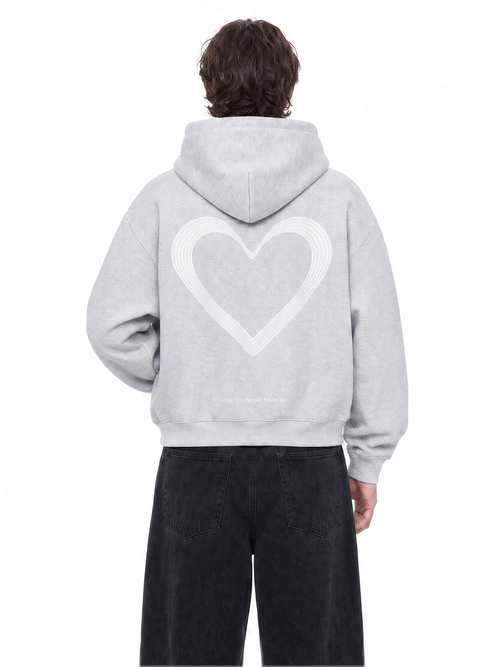 Dos du hoodie LOVE U LUMIS gris chiné porté par un homme : grand cœur brodé et écriture brodée