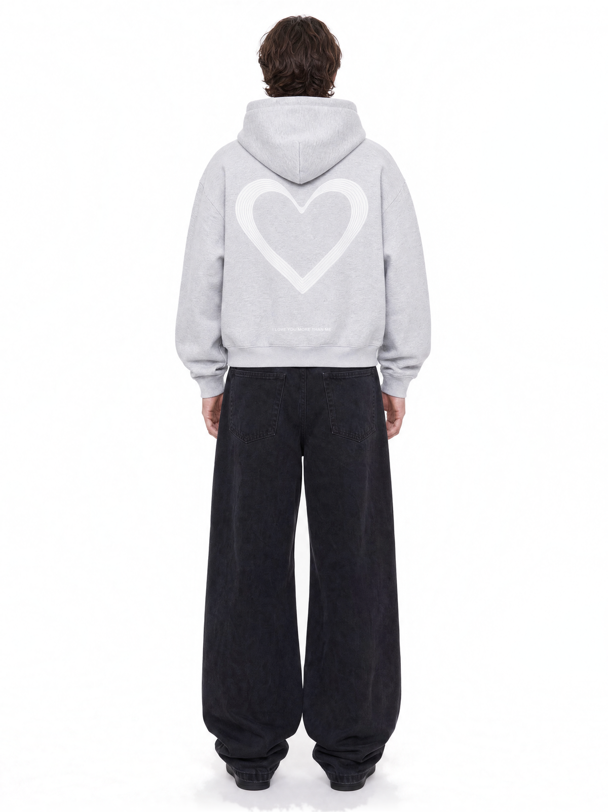 Hoodie LOVE U LUMIS gris chiné porté de dos par un homme : grand cœur brodé au dos, coupe oversize