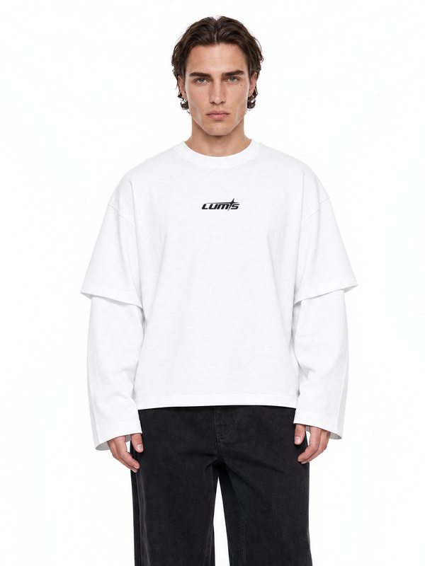 Longsleeve LUMIS Stars blanc porté par un homme, vue de face : logo imprimé sur la poitrine, double manche